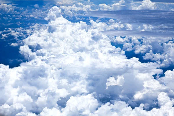 Modrá obloha a mraky vzhlížející z letadla — Stock fotografie