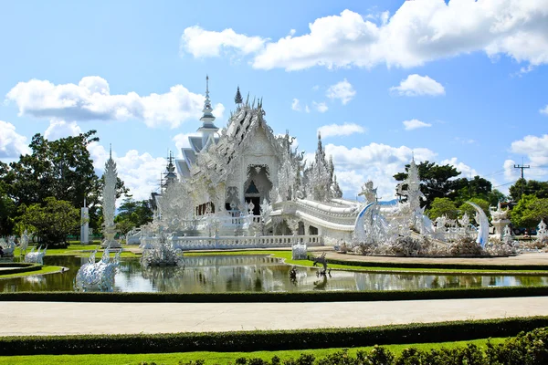 泰国清莱的一个叫做Wat Rong Khun的泰国寺庙. — 图库照片