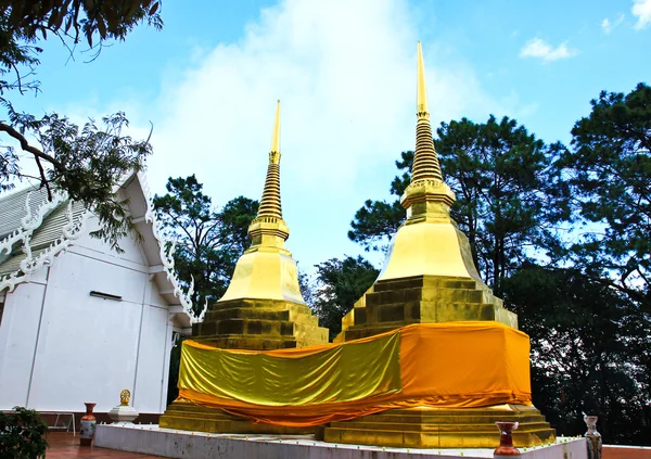 Two golden pagodas in Phra That Doi Tung temple, Chiang Rai prov — Stock Photo, Image