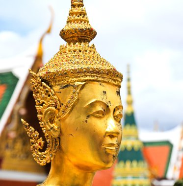 Altın kinnara heykeli grand palace Bangkok, Tayland.