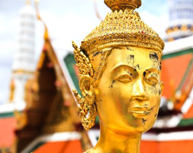 Altın kinnara heykeli grand palace Bangkok, Tayland.