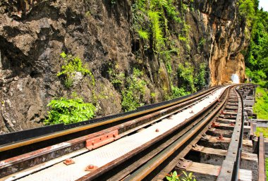 cliff, Tayland kwai Nehri boyunca yanında ölü tren