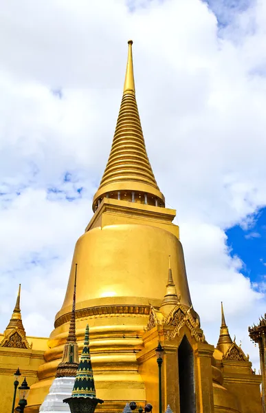 Um pagode dourado, Grand Palace, Bangkok, Tailândia — Fotografia de Stock