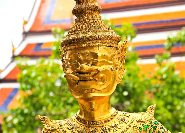 金雕像在 wat phra keao 在曼谷的大皇宫 th — 图库照片