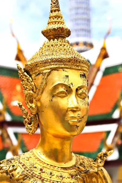 Standbeeld van de gouden kinnara in de grand palace-bangkok, thailand. — Stockfoto