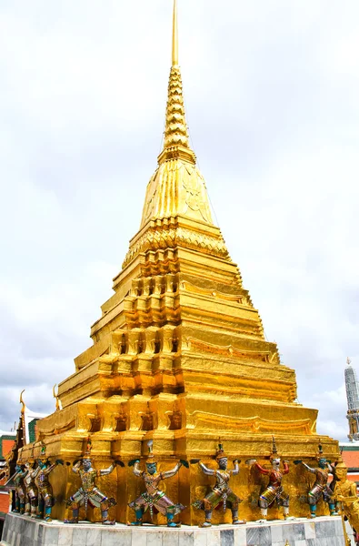 Mytologická postava démona strážce, střežící buddhistické te — Stock fotografie