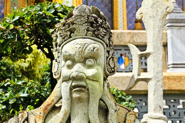 Guardian statue (yak) at the temple Wat phra kaew in the Grand p — Stock Photo, Image