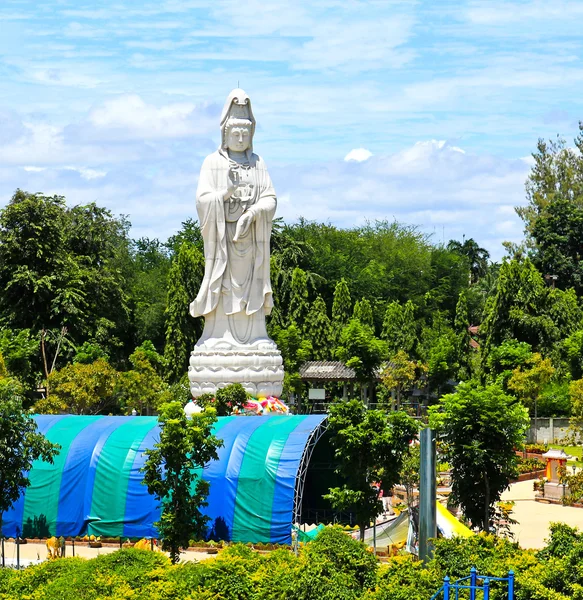 Bílá mramorová socha Buddhy v údolí řeky kwai — Stock fotografie