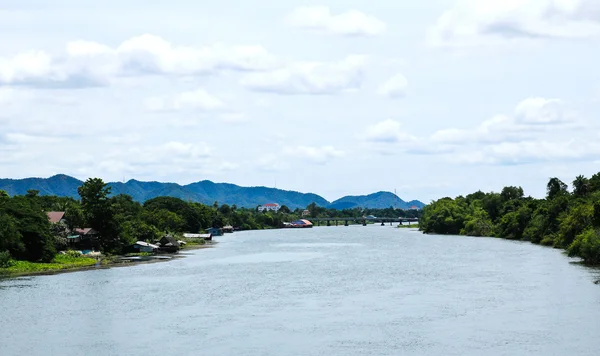Bellissimo fiume Kwai nella provincia di Kanchanaburi, Thailandia — Foto Stock