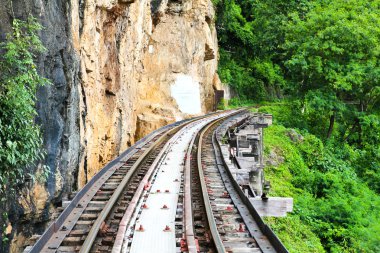 cliff, Tayland kwai Nehri boyunca yanında ölü tren