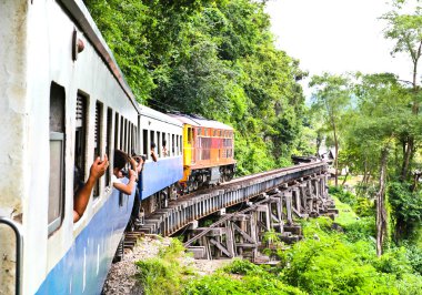 cliff, Tayland kwai Nehri boyunca yanında ölü tren