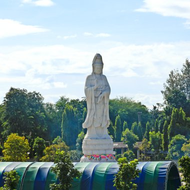 Buda river kwai Vadisi'nde beyaz mermer heykel