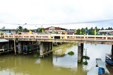 Tayland 'da bir nehir üzerinde köprü.