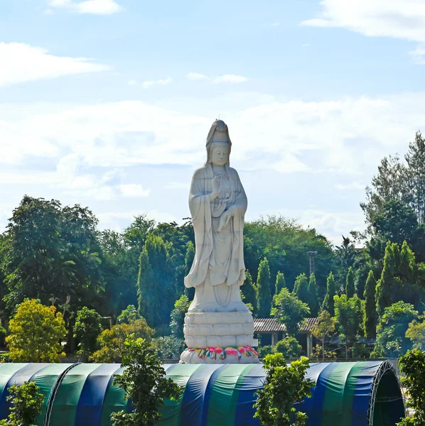 Vit marmor staty av buddha i dalen river kwai — Stockfoto