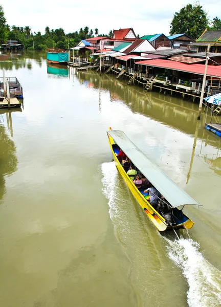 Blick auf Bangnoi schwimmenden Markt mit Bootssegeln, Thailand. — Stockfoto