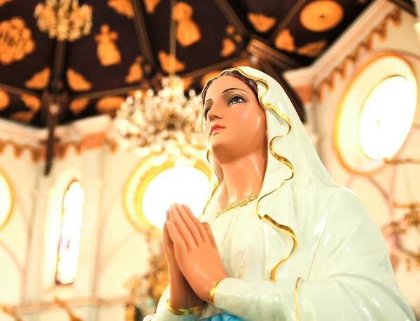 Estátua de Maria orando em perfil — Fotografia de Stock