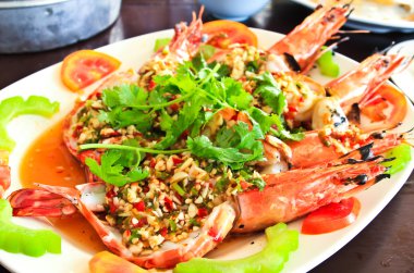 Thaise stijl Gouden rivier garnalen met knoflook en peper saus.