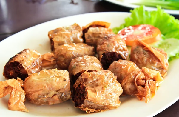 Comida tailandesa, pasteles de cangrejo fritos . — Foto de Stock