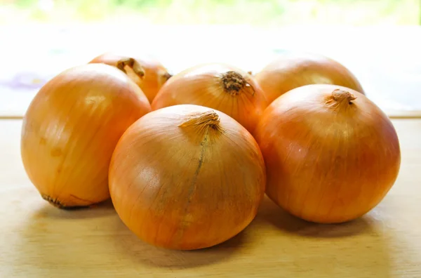 La cebolla en la tabla de cortar de cocina — Foto de Stock