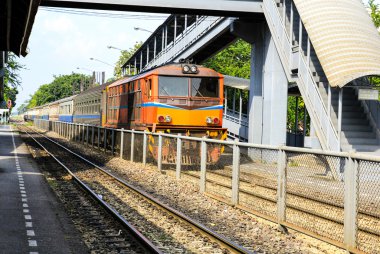 kırmızı turuncu tren, Dizel lokomotif, bangkok tren istasyonu