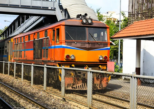 Красный оранжевый поезд, тепловоз, на вокзале Бангкока — стоковое фото