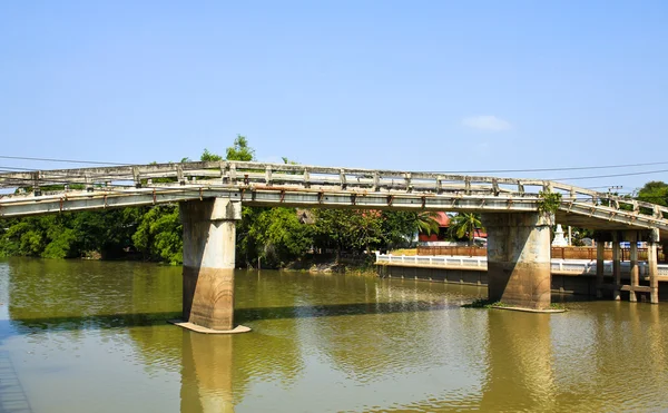 Brug over een rivier in Thailand. — Stockfoto