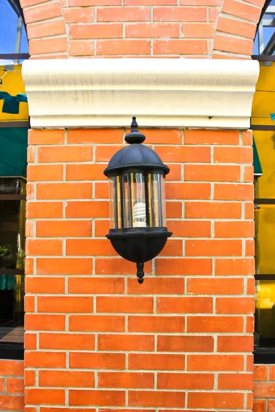 벽돌 벽에 고전적인 램프 — 스톡 사진