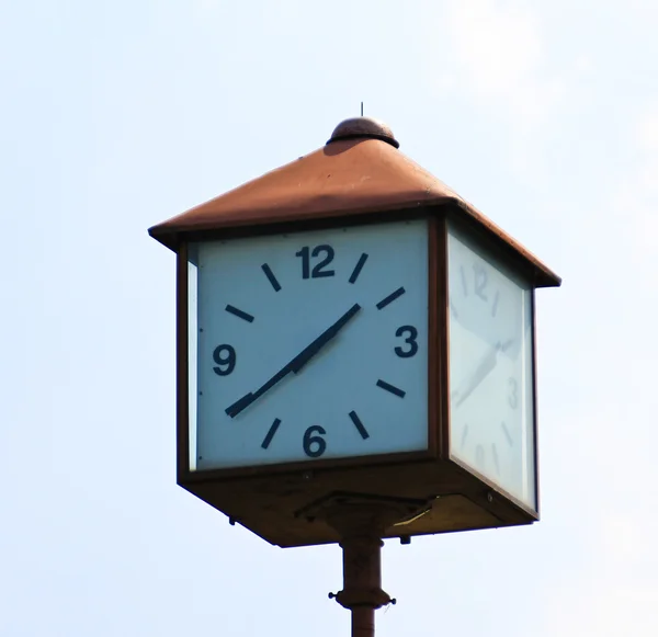 Horloge dans le ciel . — Photo