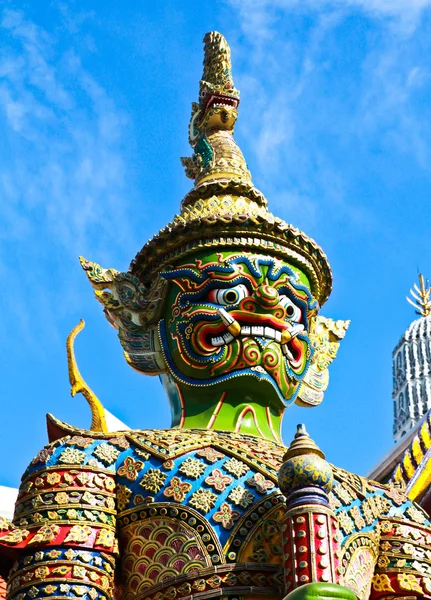 Статуя хранителя в Большом дворце Ват Пхра Кеу в Бангкоке — стоковое фото