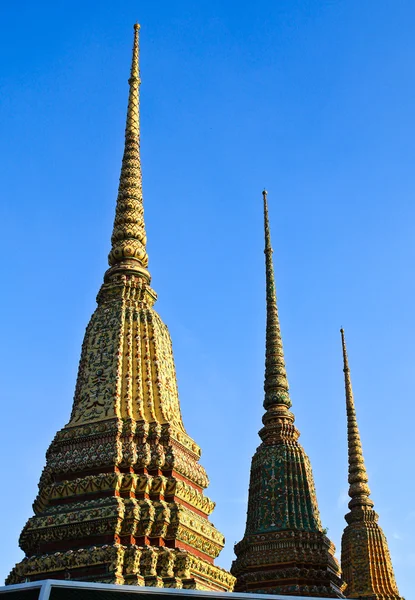 Auténtica arquitectura tailandesa (decoración de cerámica de pagoda) en Wat P — Foto de Stock