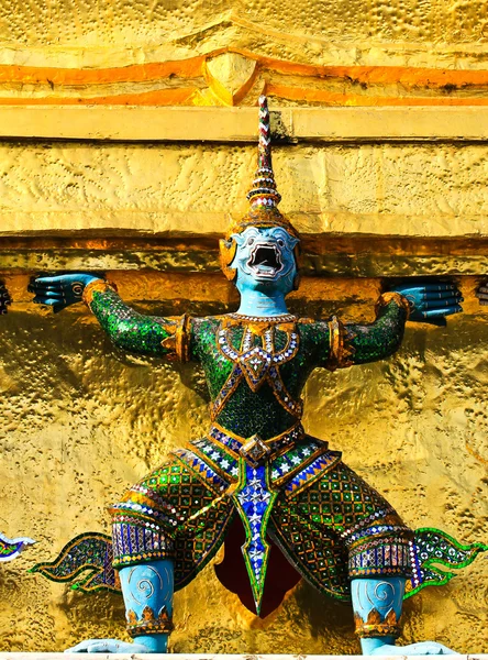 ワット プラ ケオ、タイの美しい塔の巨大な銅像 — ストック写真