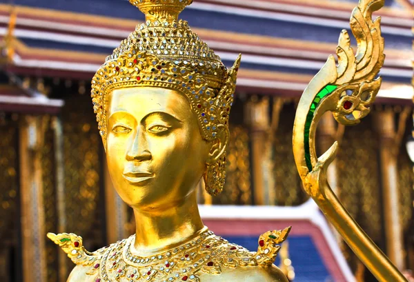 Statue kinnara dorée au Grand Palais Bangkok, Thaïlande . — Photo