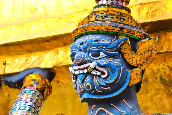 Jätte staty av en vacker pagod i wat phra kaew, thailand — Stockfoto