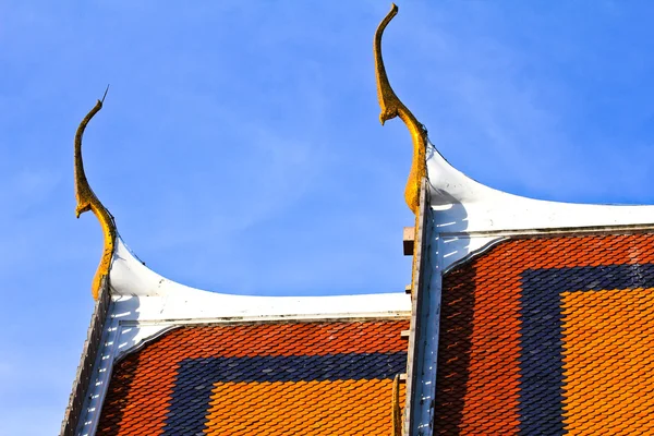 Unieke op het dak van thailand tempel. — Stockfoto