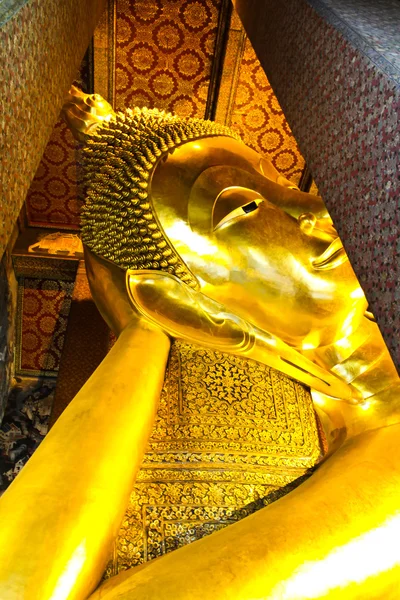 Reclinando o rosto da estátua de ouro de Buda. Wat Pho, Bangkok, Tailândia — Fotografia de Stock