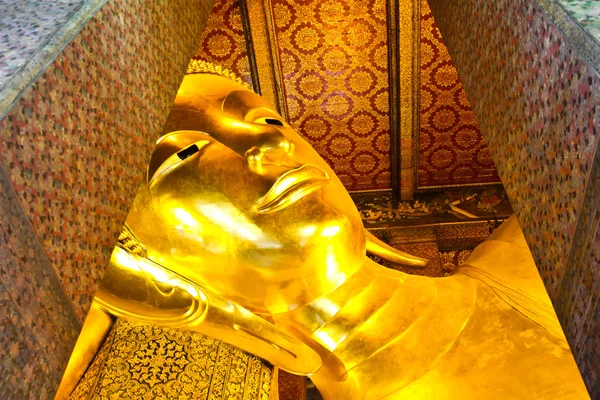Reclinando la cara de estatua de oro Buda. Wat Pho, Bangkok, Tailandia — Foto de Stock