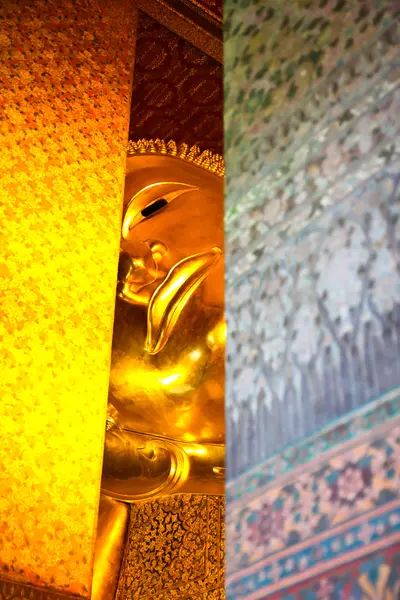 Buda altın heykelini yüzüne uzanmış. WAT pho, bangkok, Tayland — Stok fotoğraf