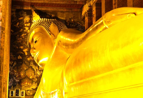 Reclining Buddha gold statue. Wat Pho, Bangkok, Thailand — Stock Photo, Image