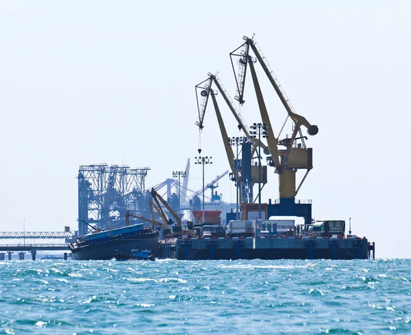 Industriella container frakt lastfartyg med arbetar crane Bridge — Stockfoto