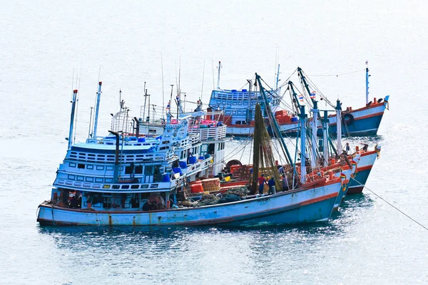 Barco de pesca de madeira no mar — Fotografia de Stock