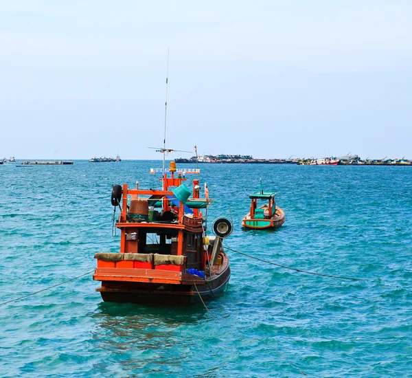 Barco de pesca de madeira no mar — Fotografia de Stock