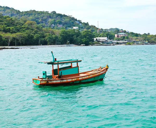 Houten vissersboot op zee — Stockfoto