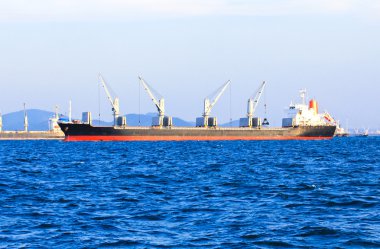 deniz üzerinde büyük bir gemi