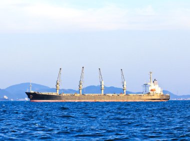 deniz üzerinde büyük bir gemi