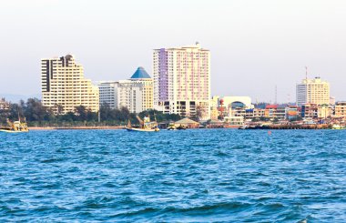 binalar ve gökdelenler içinde srirac deniz manzarası