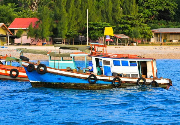 Деревянная рыбацкая лодка на море — стоковое фото