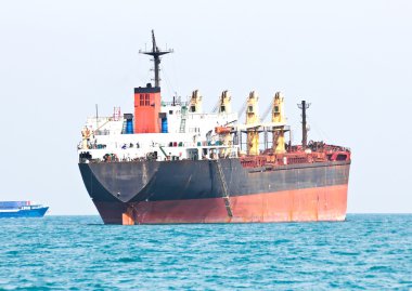deniz üzerinde büyük bir gemi
