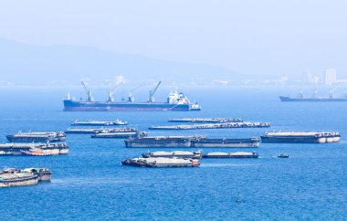 bir sürü gemi ve tekne sichang Adası, chonburi, Tayland.