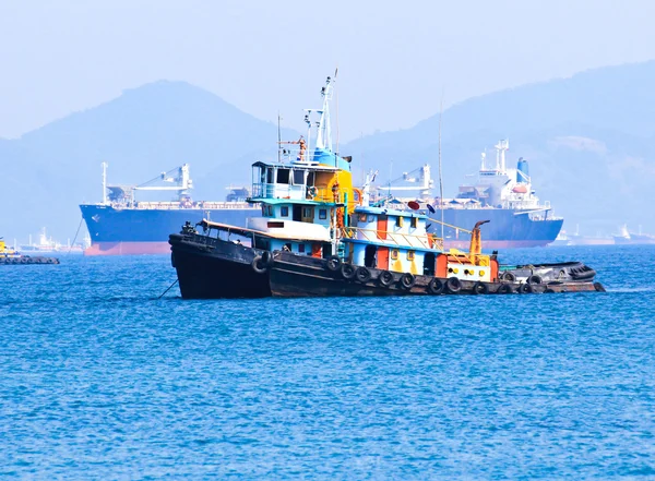 Barco de pesca de madera en el mar — Foto de Stock