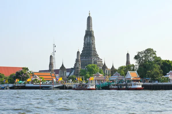 Il Tempio dell'Alba, Wat Arun, sul fiume Chao Phraya a Bangko — Foto Stock
